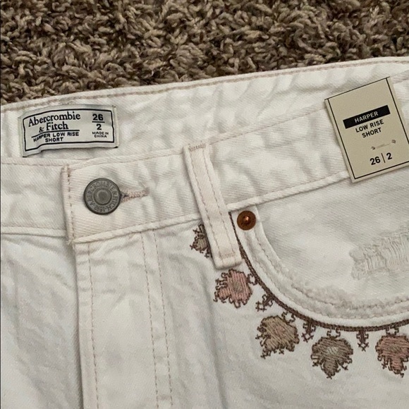 NEW! A&F Harper Low Rise Short - Picture 2 of 3